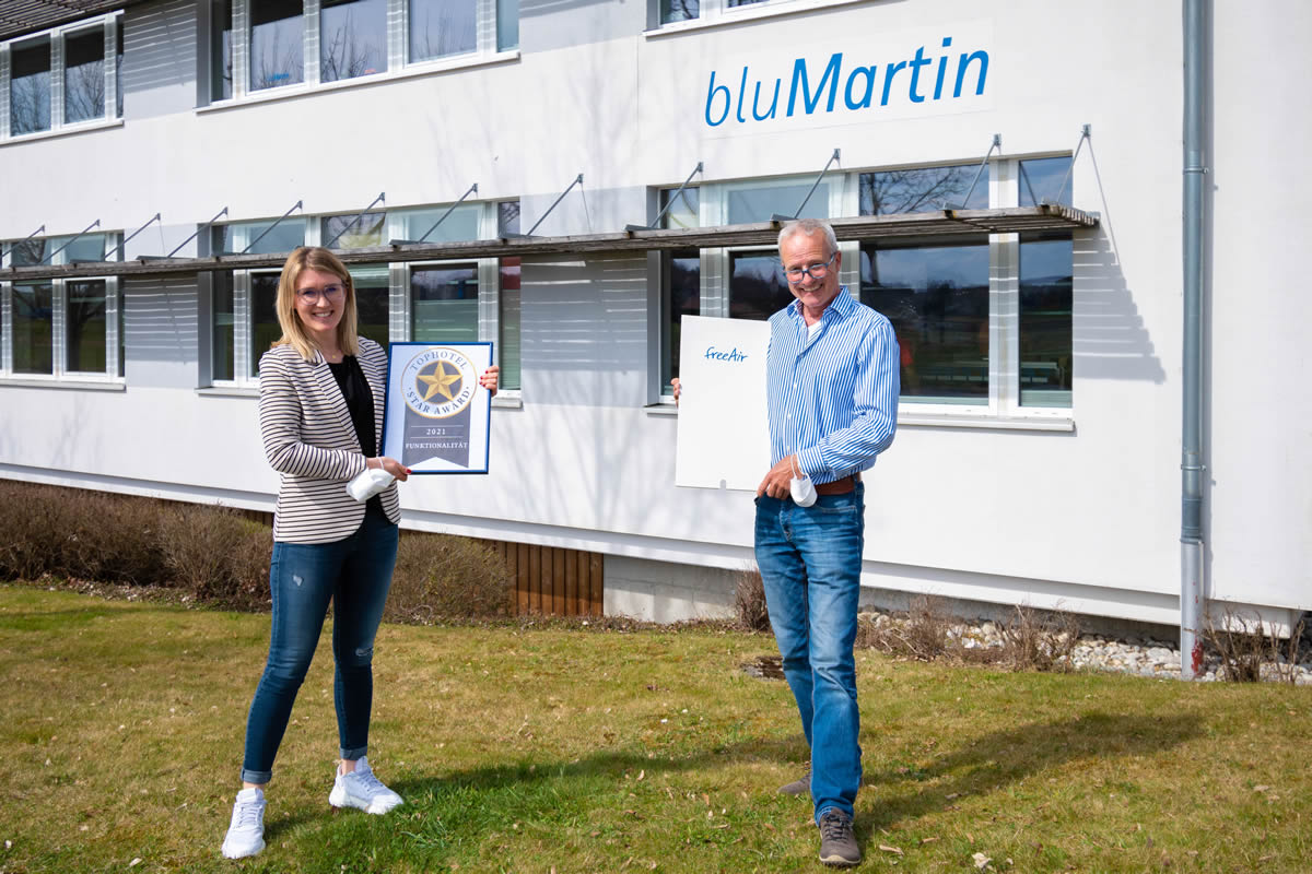 Bernhard Martin und Lena Volk freuen sich über den Tophotel Star Award für das freeAir Lüftungssystem.